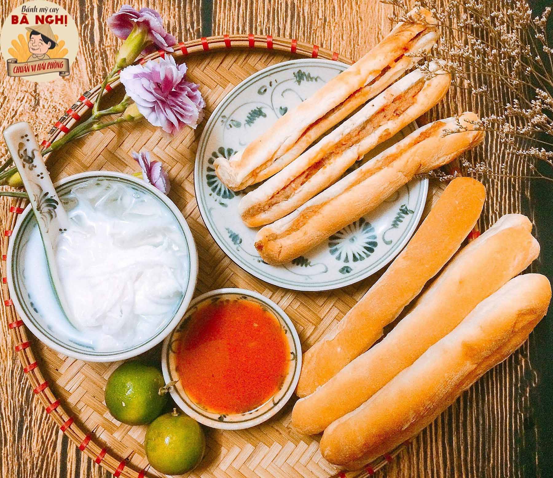 Combo ăn vặt bánh mì que và chè giun nổi tiếng Hải Phòng