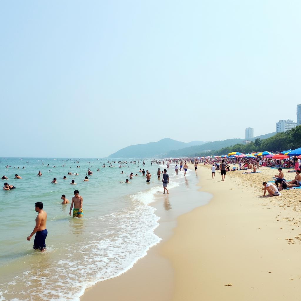 Bãi biển Đồ Sơn Hải Phòng với nhiều du khách đang tắm biển và vui chơi trên bờ cát, thể hiện không khí nhộn nhịp và sôi động của khu du lịch.