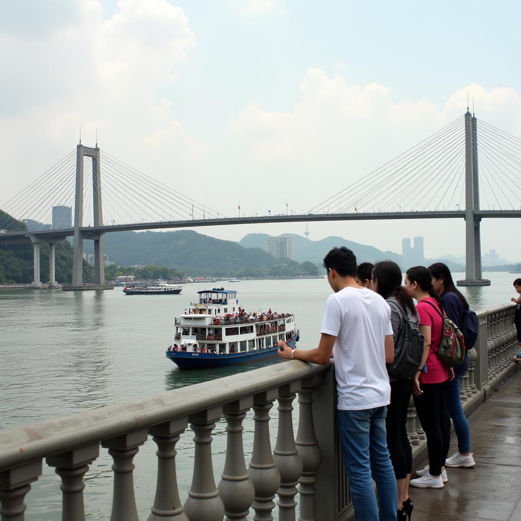 Du khách check-in tại Cầu Bính Hải Phòng với background là dòng sông Cấm thơ mộng và những con tàu