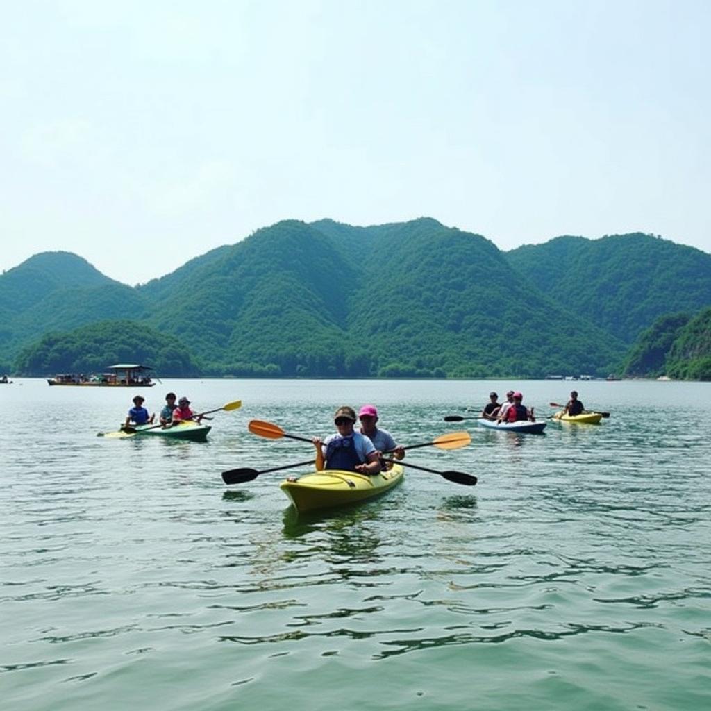 Du khách chèo thuyền kayak trên Hồ Lắk, phía sau là đảo Đầu Voi xanh mướt