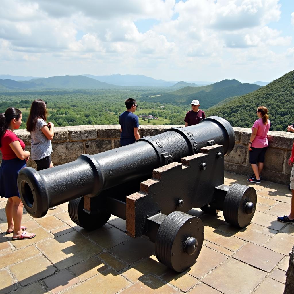 Khẩu pháo cổ tại pháo đài Thần Công Cát Bà với du khách tham quan