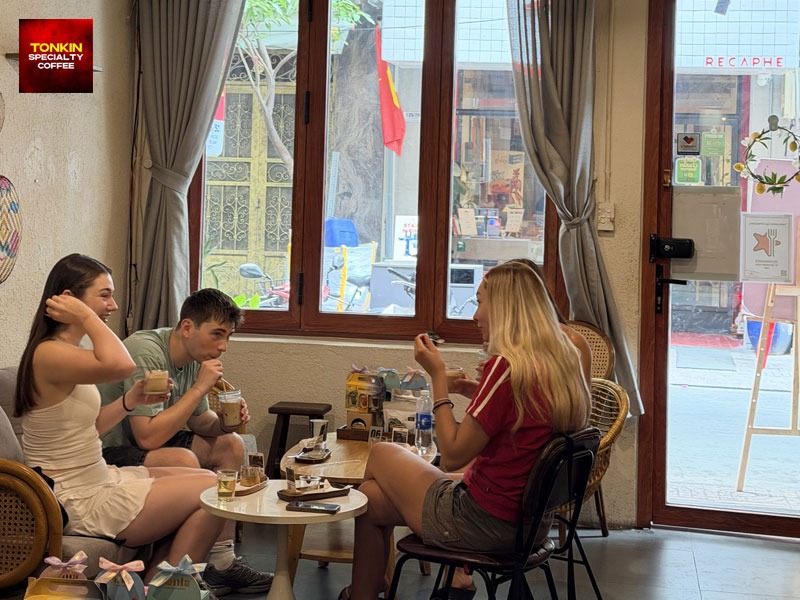 Review Tonkin Coffee: Góc cà phê mang chất Hà Nội giữa trung tâm Sài Gòn